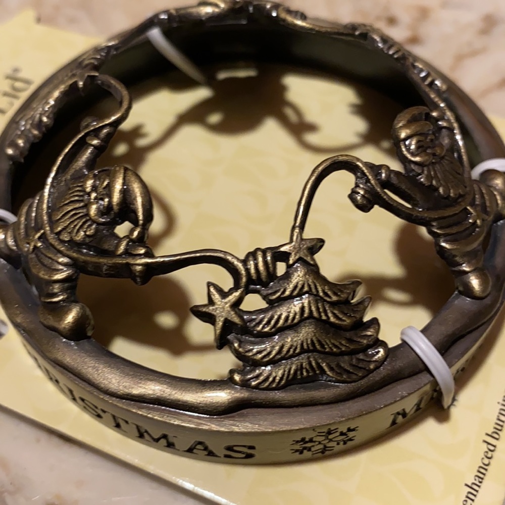 Yankee Candle Illuma Lid jar candle accessory. Merry Christmas written on side - Picture 7 of 13